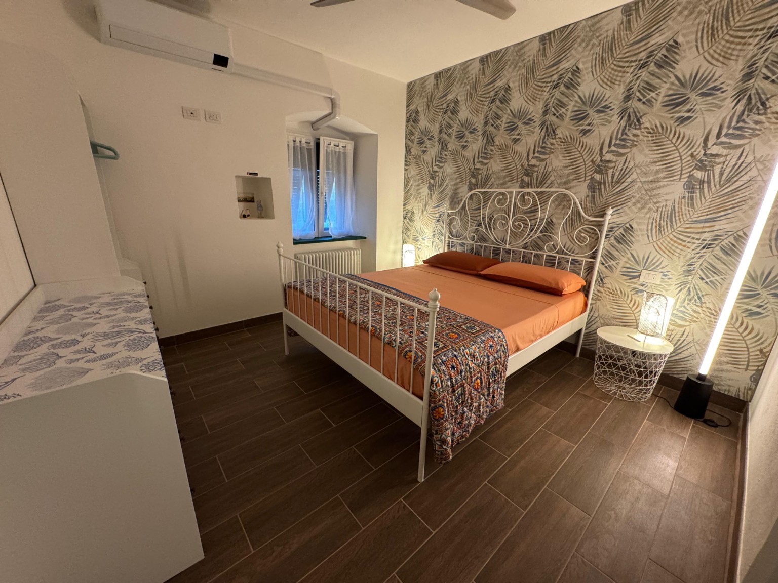 Dvojlôžková spálňa s botanickou stenou v La Collina sul Mare