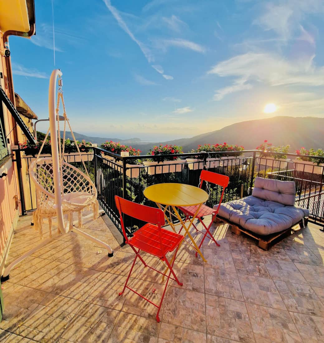 Panoramatická terasa di La Collina sul Mare con il tavolo giallo