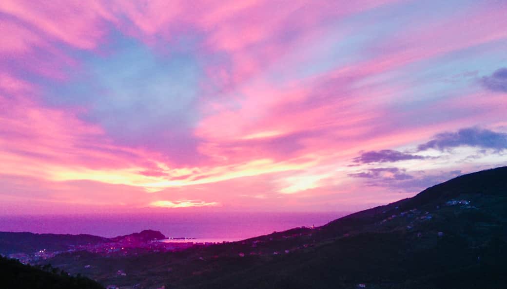 Il cielo rosa al tramonto visto dalla collina