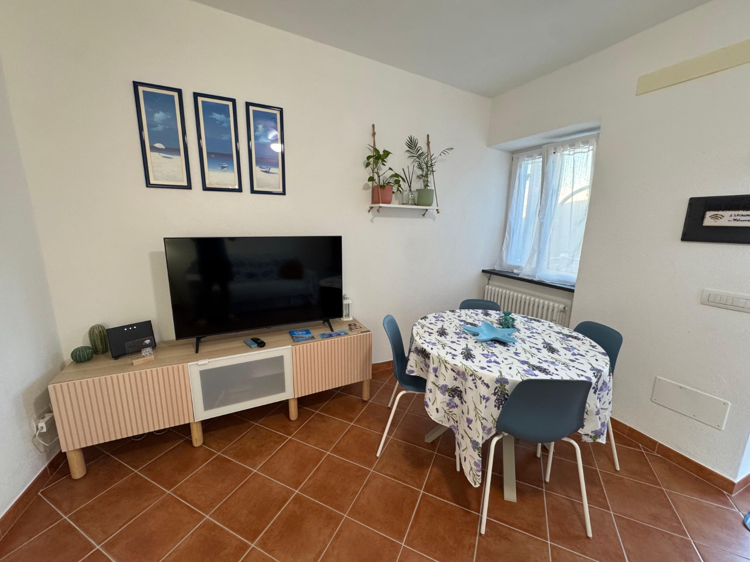 Svetlá a farebná obývačka v La Collina sul Mare
